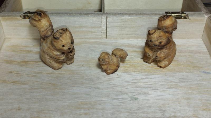 Trois écureuils : un petit entouré de deux grands