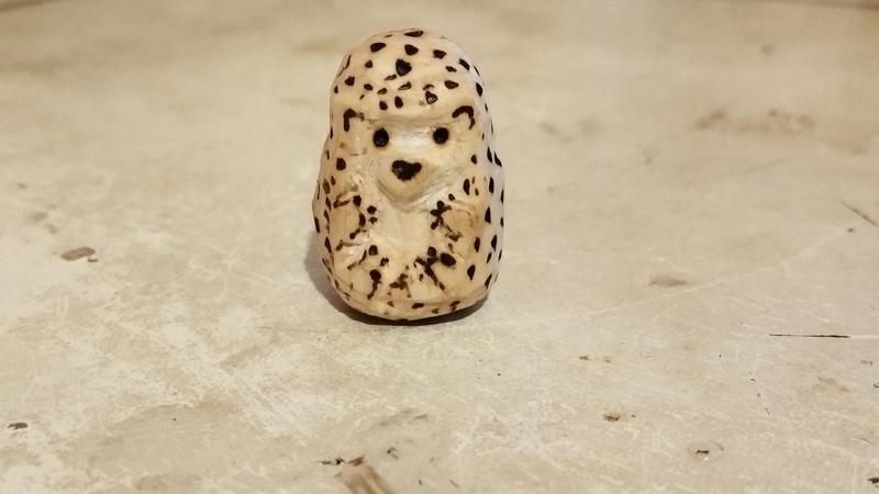 Un petit hérisson en bois. Les piquants sont pyrogravés