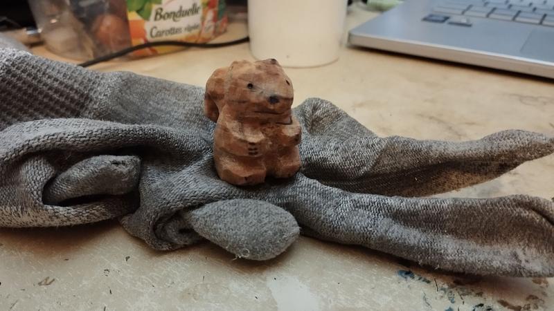 Petit écureuil en bois vu de face