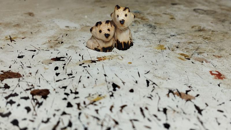 Deux petits renards en bois côte à côte