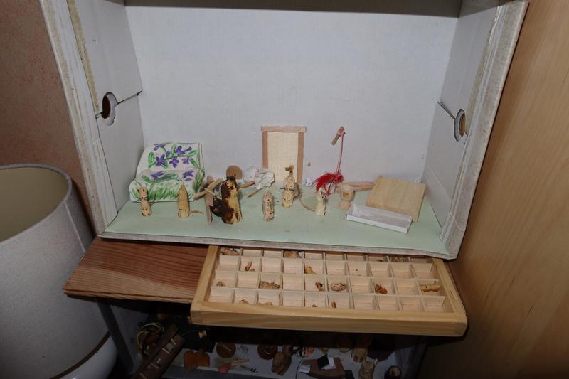des sculptures en bois de souris et une chatte (Sarabi)