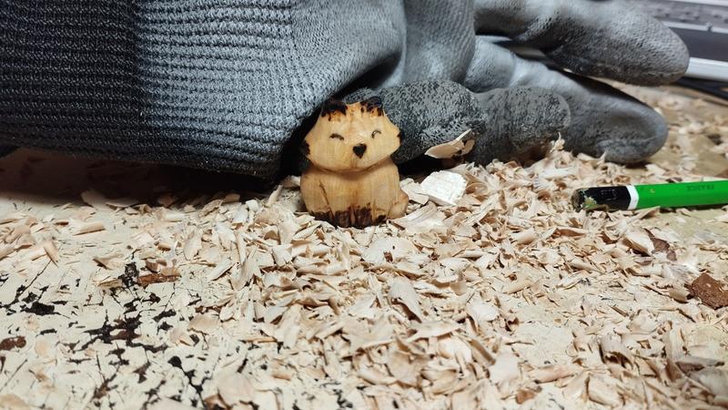 Un petit renard en bois. Les oreilles, truffes, yeux et pattes sont noircies. 