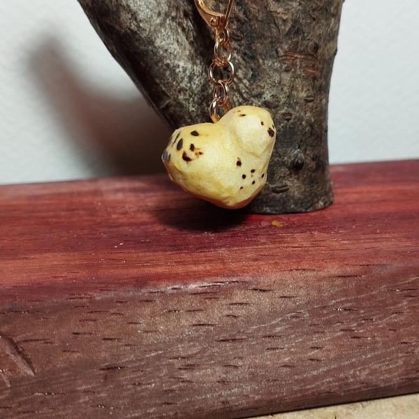 Un pendentif oiseau en bois