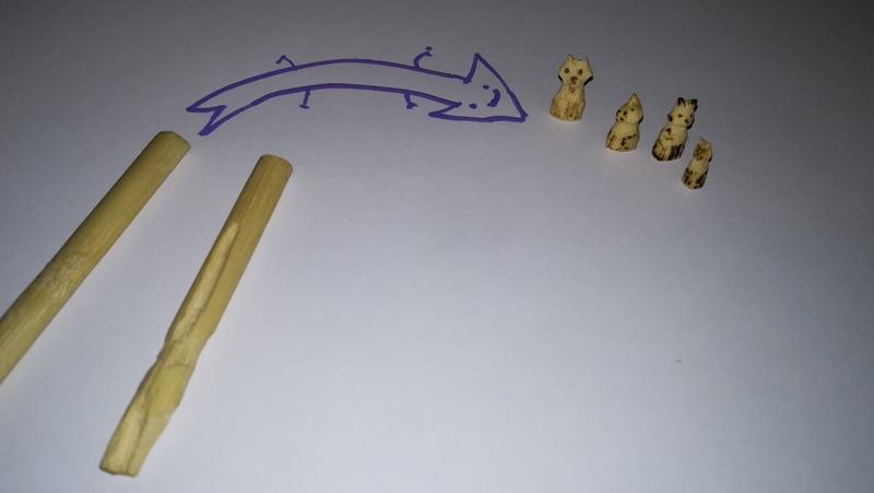 Deux morceaux de baguette de bambou et 4 petites sculptures de renard ou chat