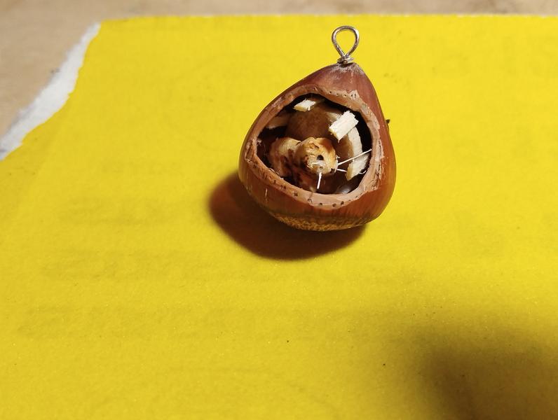 Pendentif noisette avec un hamster dans sa roue elle-même dans la noisette 