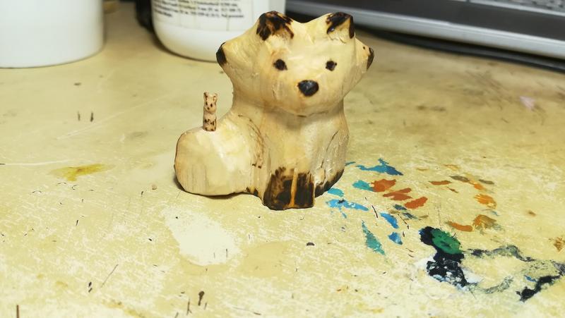 Mini sculpture de lapin posée sur la queue d'un renard 