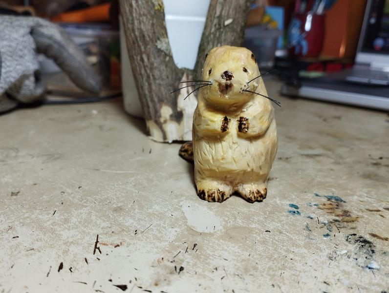 Sculpture de castor en bois vue de face
