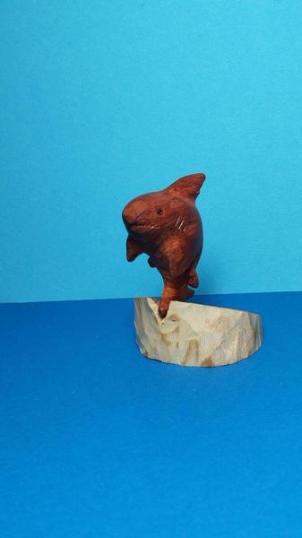 Un requin en bois rouge
