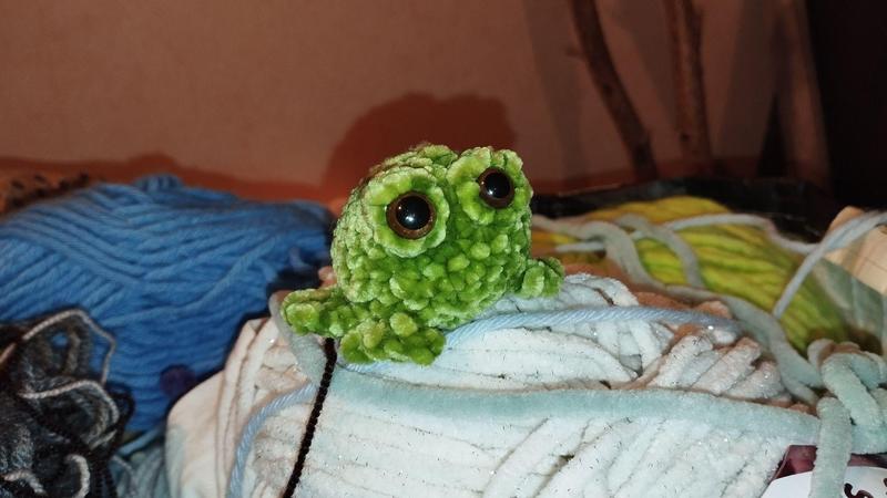 Une grenouille au crochet, sphérique et triste