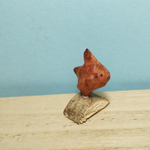 Un petit requin en bois