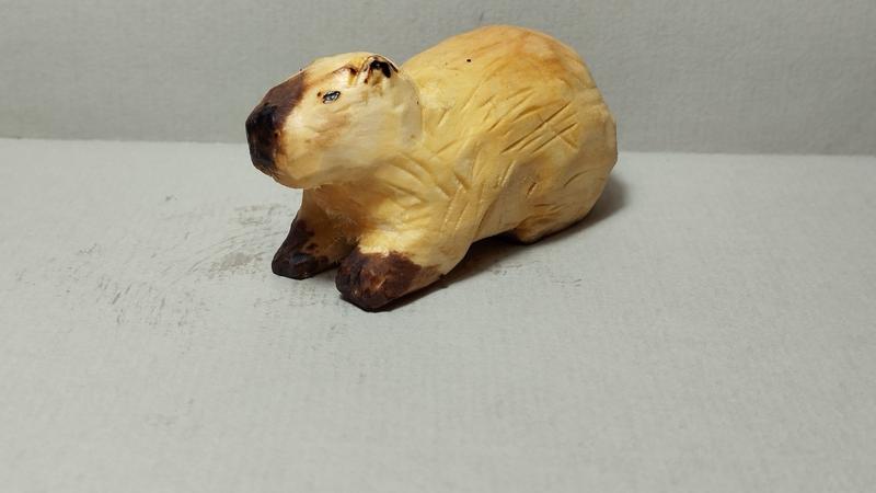 Un capybara en bois