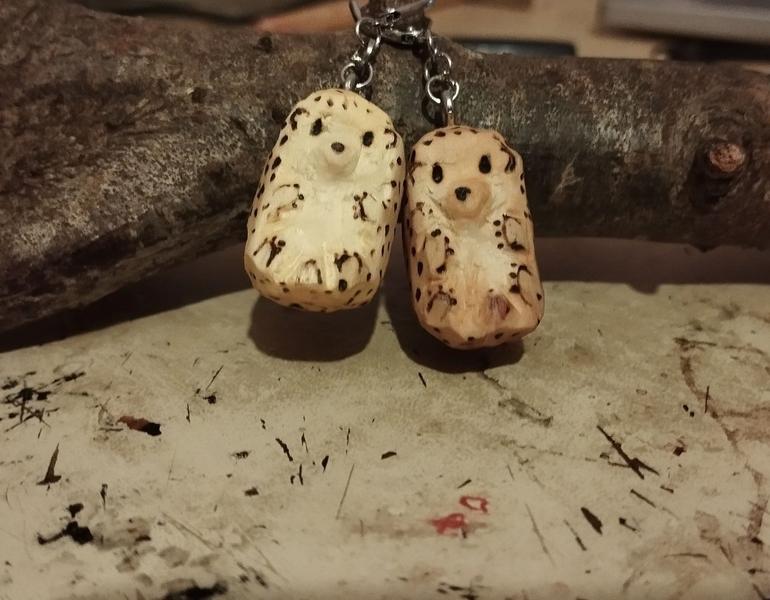 Deux hérissons en bois 