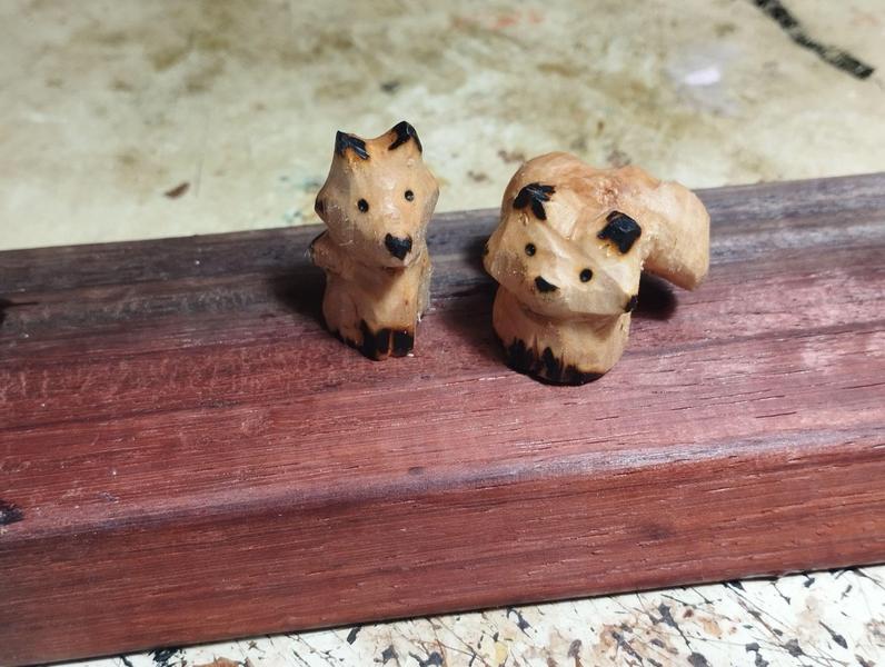 Un renard et un kitsune en bois