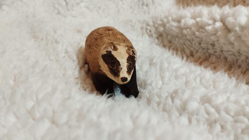 Sculpture d'un blaireau en bois. Vue de face