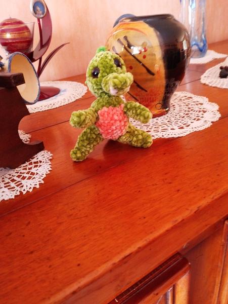 Alligator de face, debout il 4est toujours mignon