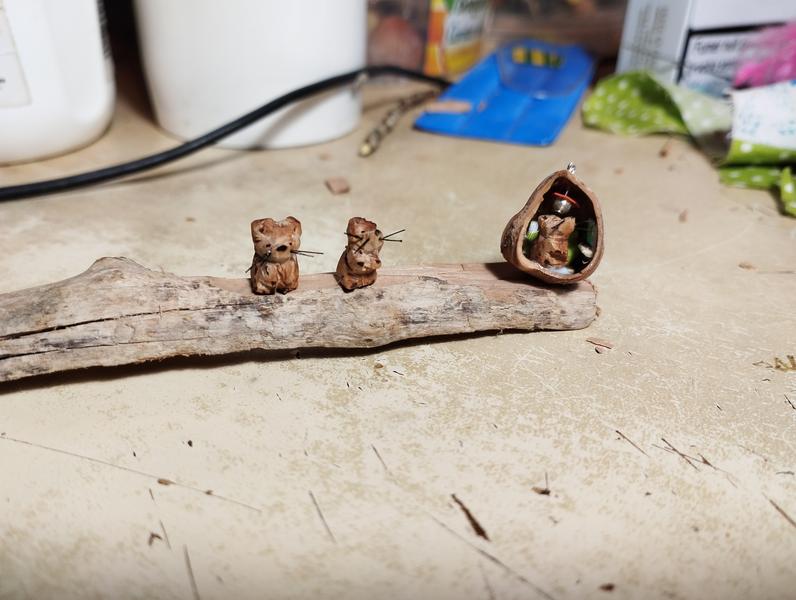 Trois mini sculptures de souris dont une dans une noisette 