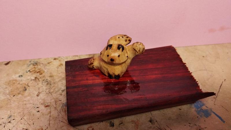 Un renard à trois queues en bois