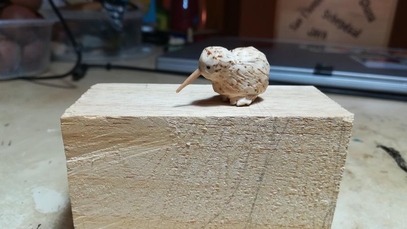 Petite sculpture de kiwi, vue de profil 