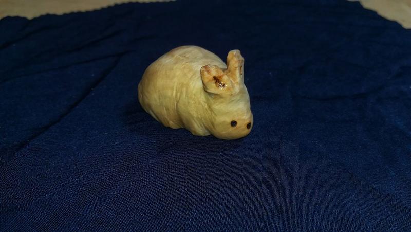 sculpture de lapin en bois