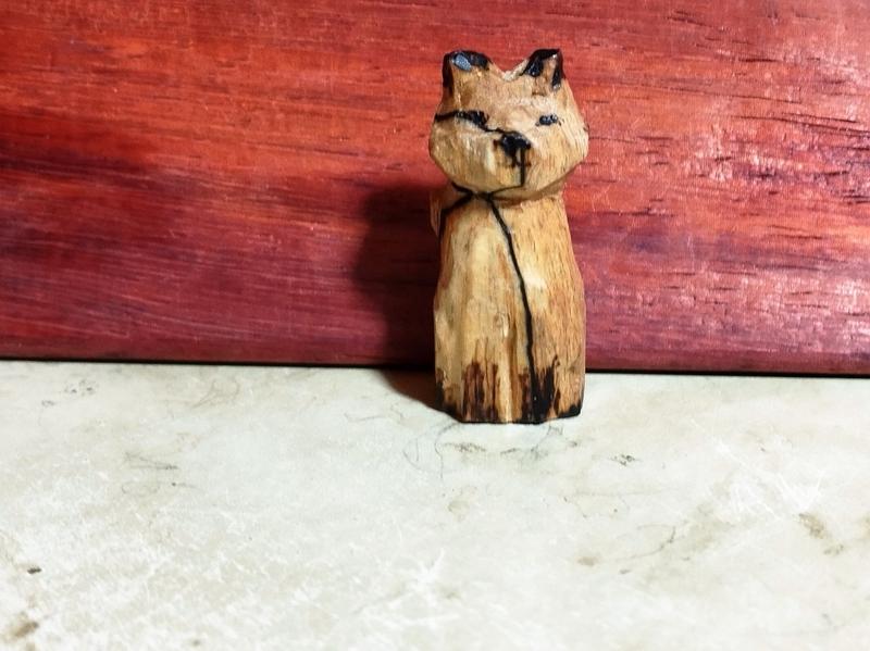 Un renard en bois