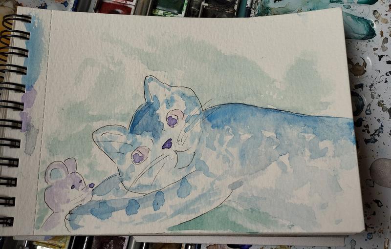Aquarelle d'un chat tigré bleu, allongé, qui tient une souris violette 