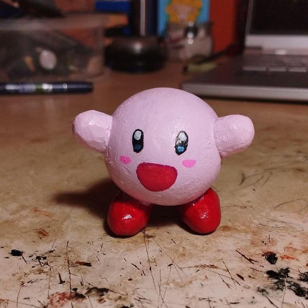 Un Kirby en bois, peint en rose
