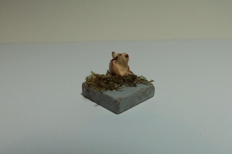 Mini sculpture de capybara sur un carré de mosaïque. Un petit oiseau chill sur le capybara