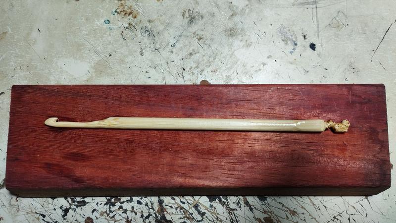 Un crochet à laine en baguette de bambou