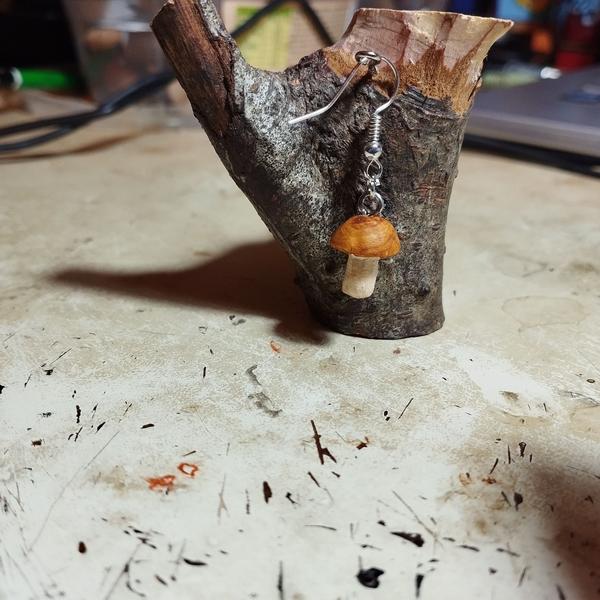 Une boucle d'oreille champignon en bois 