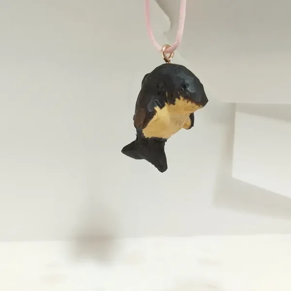 Pendentif requin en bois