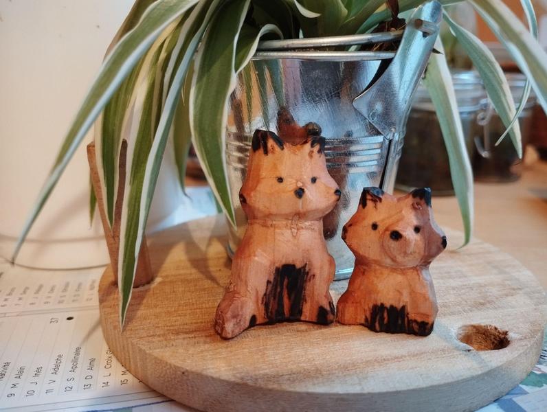 Deux petits renards en bois