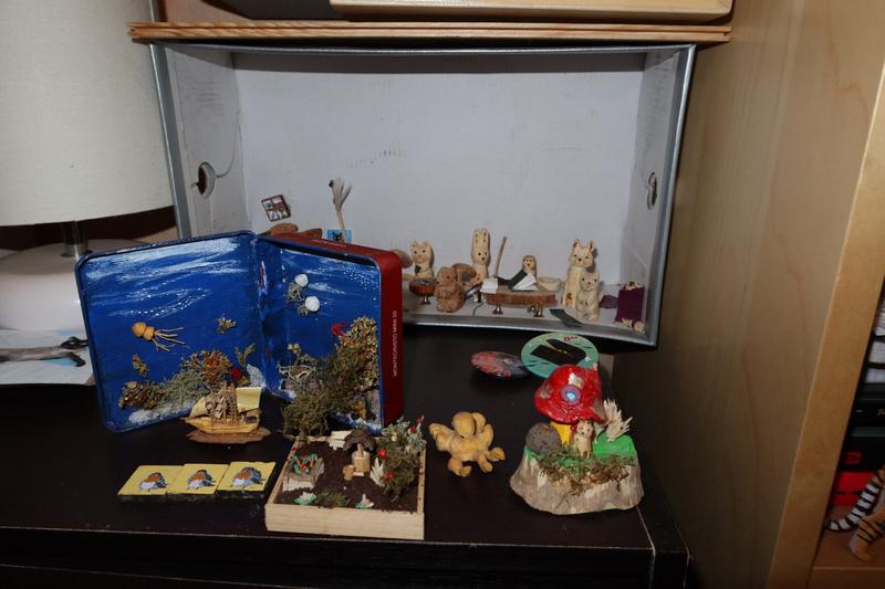 des sculptures d'animaux et des petites scènes (océans, jardin, maison champignons)