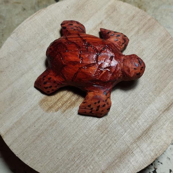 Une tortue marine en bois, le bois est rouge