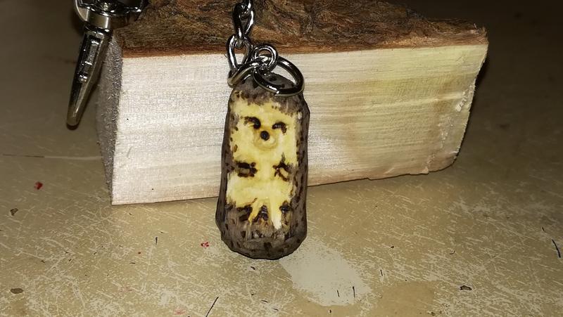 porte-clé hérisson en bois pyrogravé