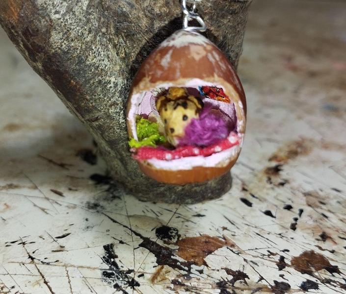 Gros plan sur le pendentif. Oh un renard en bois