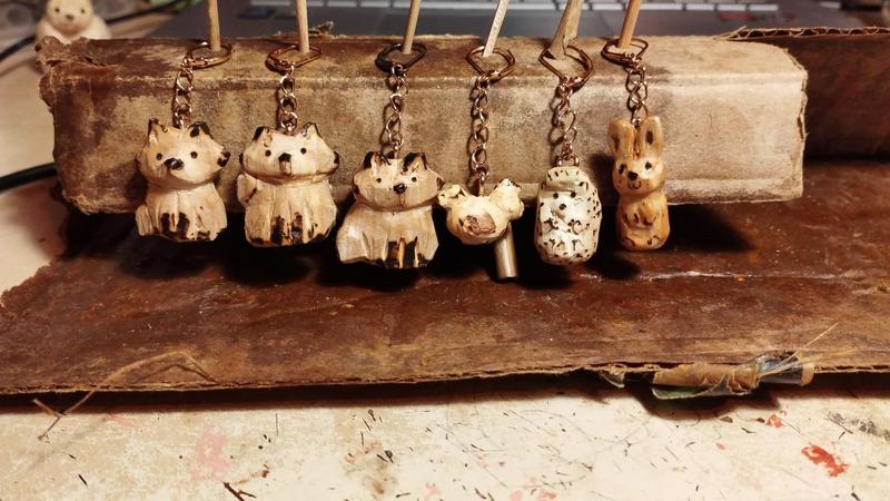 6 marqueurs de maille avec des pendentifs en bois : 3 renards, une poule, un hérisson et un lapin 
