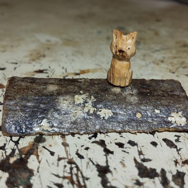 Une petit chat en bois