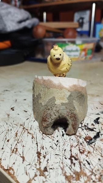 Une petite poule en bois, vue de face