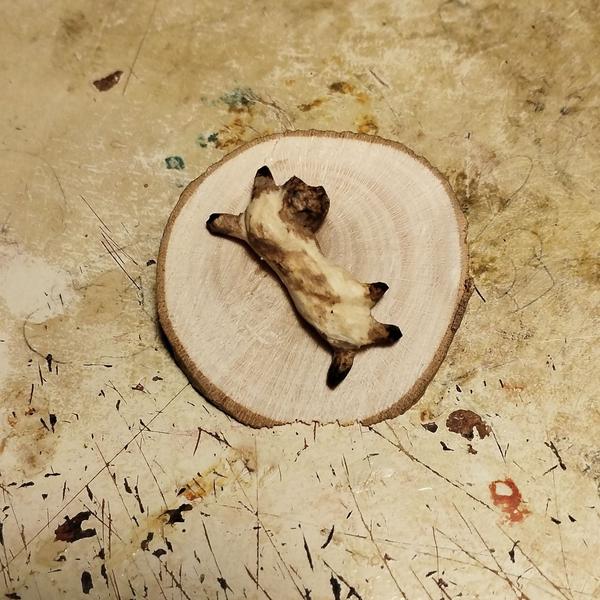 Sculpture en bois d'un chat siamois qui s'allonge le ventre en l'air