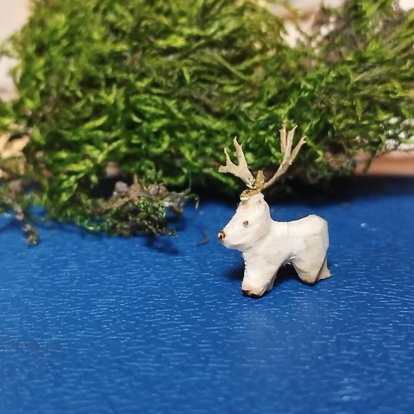 Mini cerf en bois avec des bois en lichen