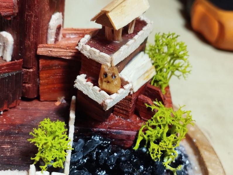 Gros plan sur Froggelio, sur un balcon