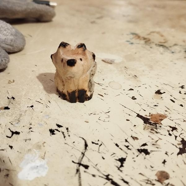 Petite sculpture de renard en bois pyrogravé 