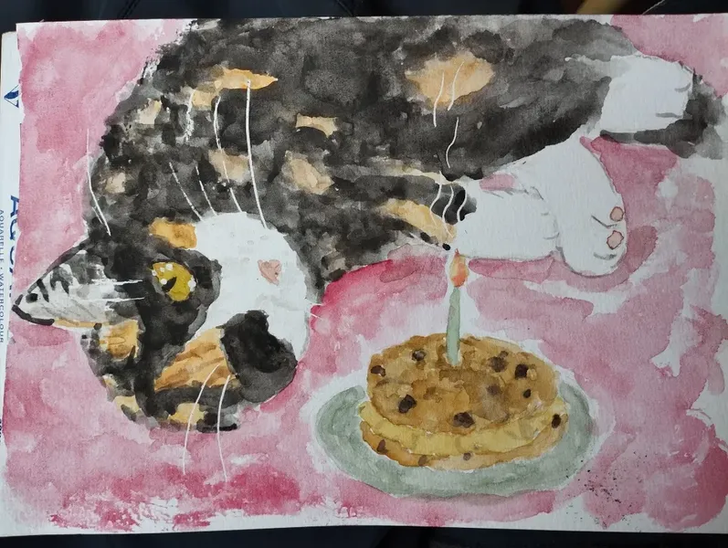Aquarelle de Nola, chatte tricolore qui dort d'un œil, ses patounes blanches emmêlées. Elle est à côté d'un cookie coon d'anniversaire. Le cookie coon c'est de la glace entre deux cookies