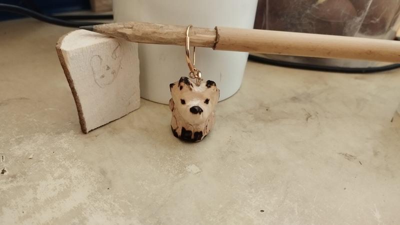 Un marqueur de maille/boucle d'oreille avec une sculpture de renard