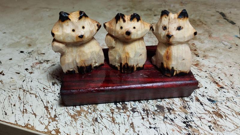 Trois renards en bois