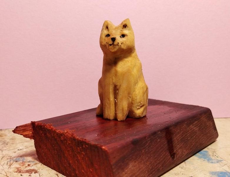 Un chat en bois