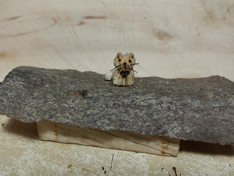 Mini sculpture de chat en bambou 