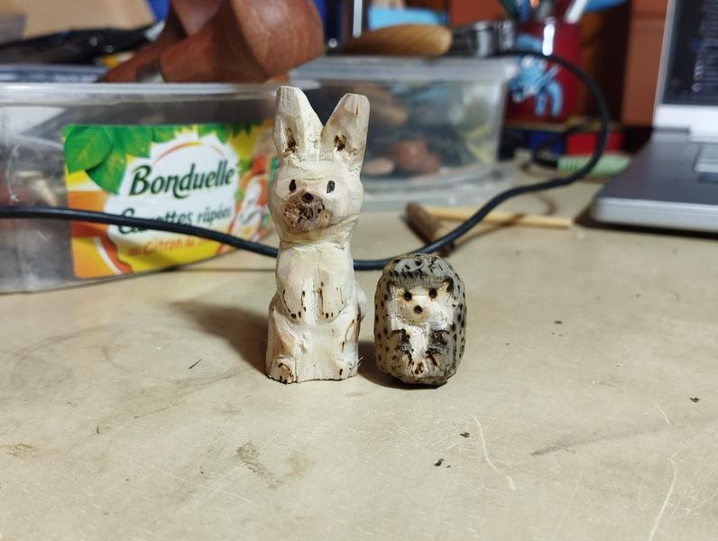 Sculptures de lapin et hérisson en bois 