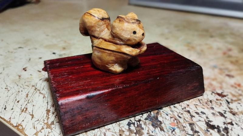 Sculpture d'un écureuil en bois