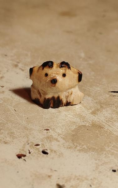 Un renard en bois. Le museau, les yeux, oreilles et pattes sont noircies